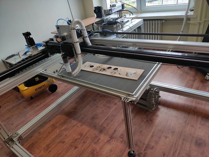 Stanowisko robocze z odciągiem spalin