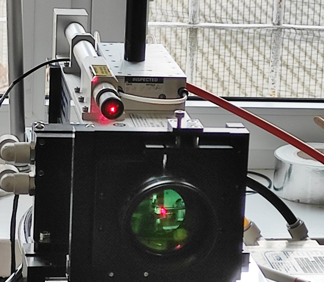 Wskaźnik laserowy imitujący wiązkę światła głowicy