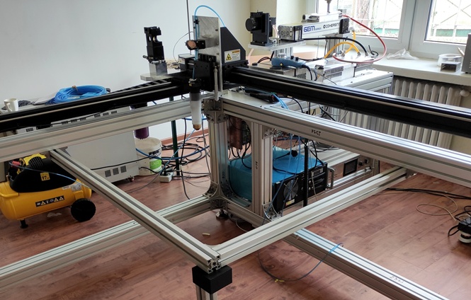 Wbudowanie w konstrukcję lasera stołu roboczego