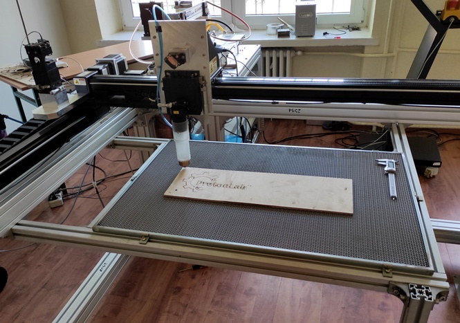 Zamontowany mały stół roboczy do pierwszych testów wypalania CNC